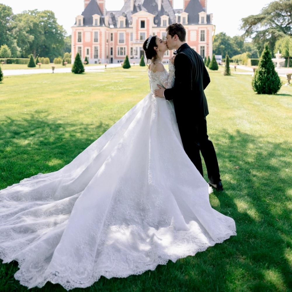 SALE OF A UNIQUE WEDDING DRESS